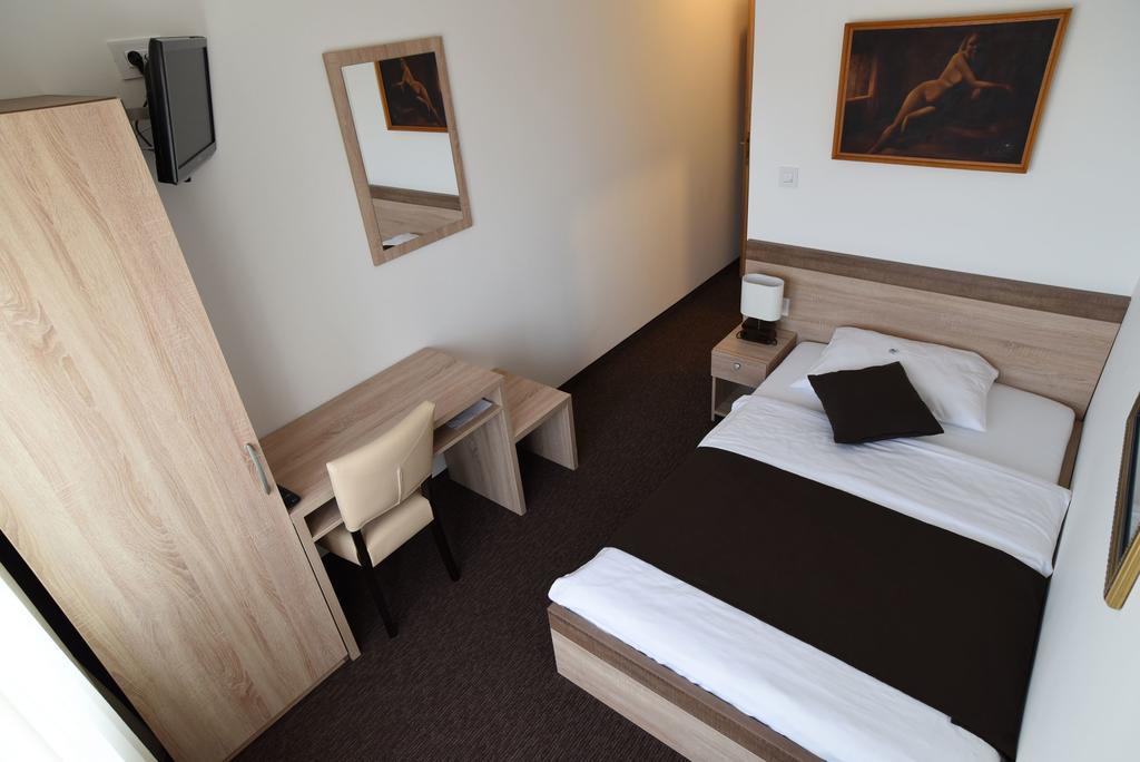 HOTEL ROOMS BARBA NIKO NEAR ZAGREB AIRPORT VELIKA GORICA 3